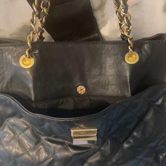 🎒 Aldo Quilted Black & Gold Shoulder Bag with Lock and Chain - Picture 7 of 14